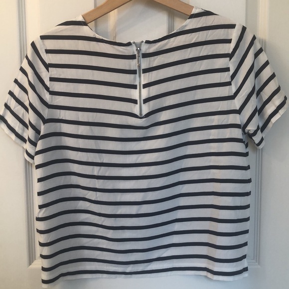 Levi’s W’s short sleeve, zippered back 100% Viscose top ~ med ~ sits at waist - Picture 3 of 10